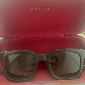 Gucci black Sunglasses 🔴